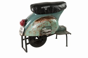 Stołek barowy ze skutera z odzysku Vespa